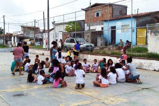 Realização de ações sociais com adultos e crianças<br />Foto Simone Costa 