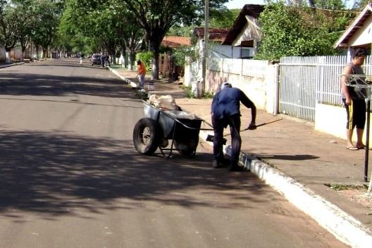Trato dos espaços públicos em ruas próximas à avenida comercial de Munhoz de Mello/PR [Acervo das autoras, 2009]