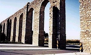 Fig.11 – Roman aqueduct at Évora<br />Foto JAZ, 1997 
