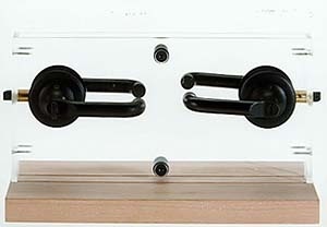 Prêmio Plagiarius 1999. 1º lugar para Produtos Fenglin Lock Co. Ltd., China, pela cópia da maçaneta de porta com sistema de fecho da Hoppe AG, Müstair, Suíça