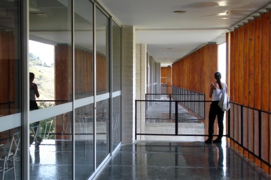 Colégio Santo Domingos, varandas com brise-soleil para proteger salas de aula da incidência do sol<br />Foto Noemi Zein Teles 