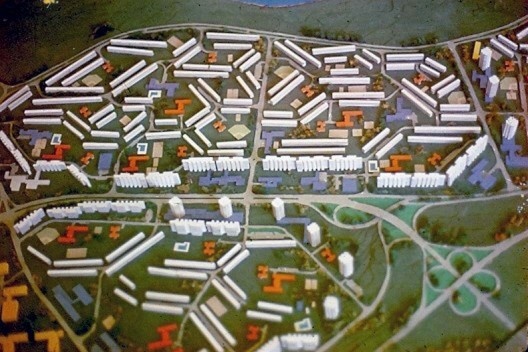 Plano geral e prédios de apartamentos construídos pelo Sistema da Microbrigada. Alamar, anos 70s. O carro amarelo era de Segre<br />Foto Roberto Segre 