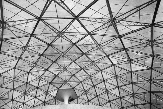 Conjunto Nacional em construção, São Paulo, anos 1950. Arquiteto David Libeskind<br />Foto José Moscardi  [BRASIL, Luciana. David Libeskind, Romano Guerra/Edusp]