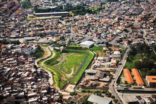 Expansão urbana e piscinão, São Paulo<br />Foto Nelson Kon 