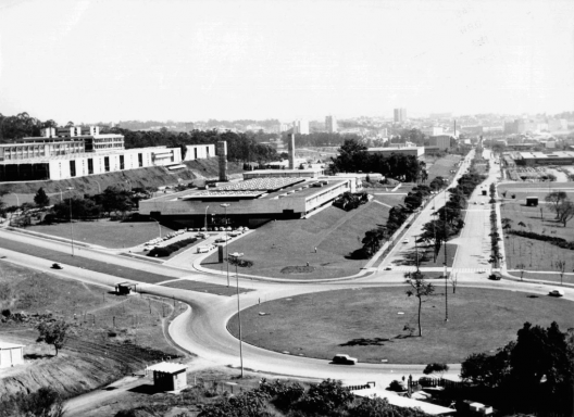 Faculdade de História e Geografia de Eduardo Corona e, ao fundo, de Vilanova Artigas a FAU USP<br />Arquivo COESF – Coordenadoria do Espaço Físico da USP  [Website arquivo.arq.br]