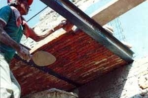 En el lenguaje popular, lo llaman techo de “bóveda”. Se utilizan viguetas metálicas y ladrillo de barro rojo recocido puesto de canto y pegado de cara