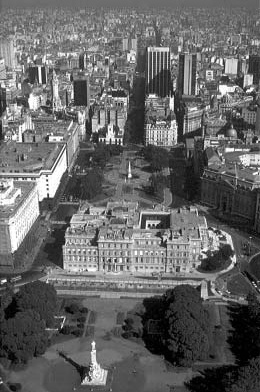 Buenos Aires, Avenida de Mayo. Vista hacia el Congreso en la actualidad. Tarjetas Postales en archivo M.I.P.R. Reproducción parcial en blanco y negro con fines estrictamente culturales.
