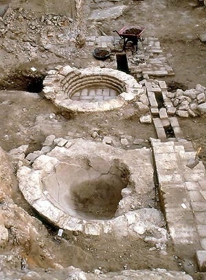 Achados arqueológicos durante reabilitação de área degradada no centro hístórico de Sevilha, Espanha. Projeto "Virgenes y trompero", de Carrascal / Fernandez de la Puente
