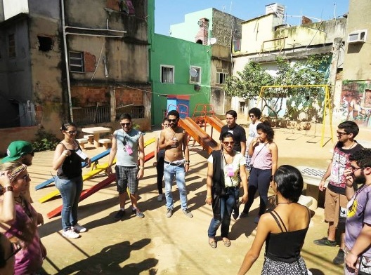 Atividade Jana Cabana, prática pedagógica educativa onde uns estudantes fingiam ser casa e outros morador e ao final debate-se o déficit habitacional e espaço urbano. Encontro Nacional de Estudantes de Arquitetura e Urbanismo – ENEA Rio 2015<br />Foto divulgação 