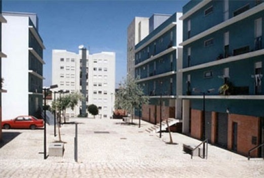 Conjunto habitacional Calhariz de Benfica. Travessa do Sargento Abílio, 91 unidades habitacionais. Prêmio INH 2002. Promoção: Câmara Municipal de Lisboa. Arquiteto coordenador: Paulo Tormenta Pinto