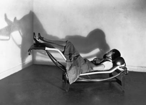 Charlotte Perriand deitada na chaise-longue<br />Foto Pierre Jeanneret 