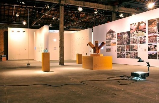 Exposição Território de Contato, Marcos Acayaba e Nicolás Robbio (módulo 2), curadoria Marta Bogéa e Abilio Guerra, Sesc Pompéia, 2013<br />Foto Juan Guerra 