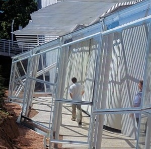 Auditório UniRitter, Porto Alegre, 2000. Arquitetos Cláudio Araújo, Daniel Pitta Fischmann, Marcel Gregory Trescastro, André Luís Pereira Nunes, Lourenço Carlos Henrique Neves e Rodrigo Conceição<br />Foto divulgação 