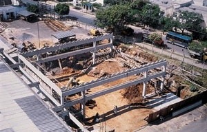 Auditório UniRitter, edifício em construção, Porto Alegre, 2000. Arquitetos Cláudio Araújo, Daniel Pitta Fischmann, Marcel Gregory Trescastro, André Luís Pereira Nunes, Lourenço Carlos Henrique Neves e Rodrigo Conceição<br />Foto divulgação 
