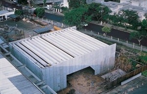 Auditório UniRitter, edifício em construção, Porto Alegre, 2000. Arquitetos Cláudio Araújo, Daniel Pitta Fischmann, Marcel Gregory Trescastro, André Luís Pereira Nunes, Lourenço Carlos Henrique Neves e Rodrigo Conceição<br />Foto divulgação 