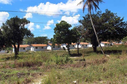Unidades repetitivas em terreno desintegrado da cidade<br />Roberto Ghione  [divulgação]