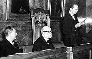 Cerimônia de fundação da UIA no RIBA, setembro de 1946. Da esquerda para a direita, Pierre Vago, Auguste Perret, Sir Patrick Abercrombie<br />Foto Sport & Generol  [Arquivo Pierre Vago]