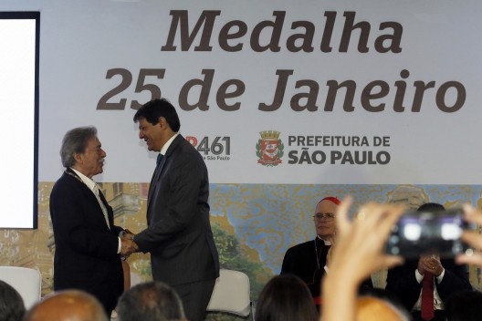 Paulo Mendes da Rocha recebe cumprimento de Fernando Haddad, prefeito de São Paulo<br />Foto César Ogata / SECOM 