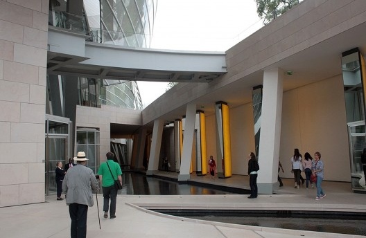 Exterior do edifício, com Inside de Horizon ao fundo<br />Foto Lutero Pröscholdt/Milene Migliano 