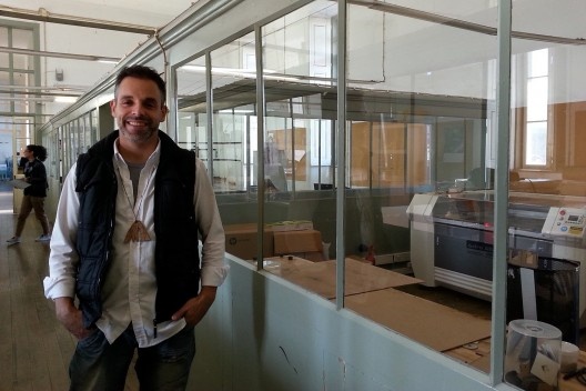 Mauro Costa e a cortadoa a laser da escola<br />Foto Gabriela Celani 