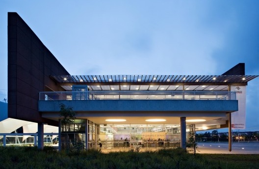 Biblioteca São Paulo, Parque da Juventude, São Paulo. Escritório Aflalo & Gasperini (arquitetura), Dante Della Manna (interiores) e Univers Design (design gráfico)<br />Foto Daniel Ducci 