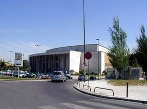 Fachada posterior da Reitoria (Aula Magna) de Porfírio Pardal Monteiro<br />Foto Patrícia Santos Pedrosa – abril 2005 