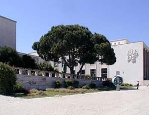 Fachada principal da Reitoria e Faculdade de Letras de Porfírio Pardal Monteiro, 1935/1952-1958<br />Foto Patrícia Santos Pedrosa – abril 2005 