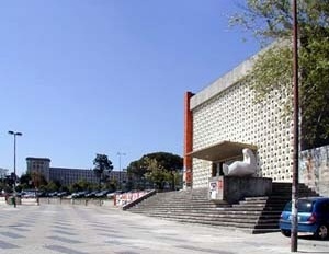 Hospital Escola de Hermann Distel e Cantina Universitária de M. Norberto Corrêa e Rafael Miranda, 1955-1962<br />Foto Patrícia Santos Pedrosa – abril 2005 