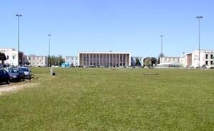 Alameda da Universidade com os edifícios da Reitoria e Faculdades de Direito e Letras<br />Foto Patrícia Santos Pedrosa – abril 2005 