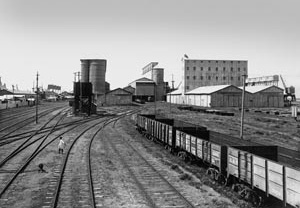 Pátio de manobras ferroviárias e elevadores de grãos, articulando porto, abastecimento e trem <br />Foto: Montaña  [Arquivo CEDODAL]