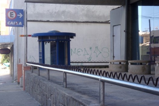 Grade ondulada sobre estrutura tubular obsta seu uso como encosto ou assento, em agência central da Caixa Econômica Federal<br />Foto Patrícia Alonso de Andrade, 2010 