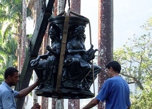 Fig. 10: Chafariz das musas 2007 - operações de restauro<br />Foto Ana Rosa de Oliveira 