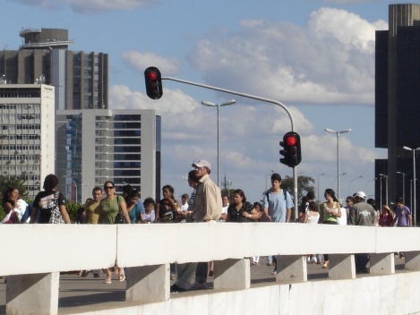 Multidão no passeio entre o Conjunto Nacional e o CONIC. O parapeito projetado prevê a instalação de iluminação, o que além de suprimir os postes, acentuaria o caráter feérico da Plataforma na paisagem noturna<br />Foto Eduardo Pierrotti Rossetti, 2009  [Acervo pessoal]