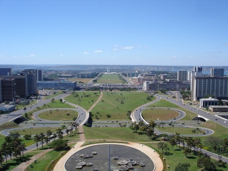 Vista do Eixo Monumental a partir da Torre de TV: a Plataforma Rodoviária em seu lugar definitivo, no cerne no Plano Piloto e a cidade consolidada ao seu redor<br />Foto Eduardo Pierrotti Rossetti, 2005 