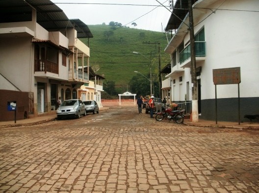 Ao fundo, a Praça Manoel Lino Mol após a passagem da lama<br />Foto Camilla Magalhães Carneiro 