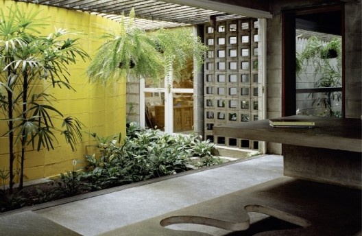 Residência Tomie Ohtake, São Paulo, 1966. Arquiteto Ruy Ohtake<br />Foto Nelson Kon  [GUERRA, Abilio; ROMANO, Silvana. <i>Ruy Ohtake, arquiteto</i>. São Paulo, Romano Guerra/In]