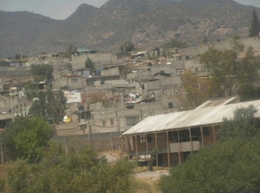 Inmediaciones de la Ciudad de México y la infinidad de casas en autoconstrucción<br />Foto Humberto González Ortiz 