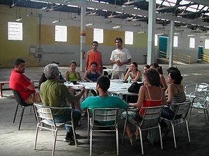 Reunião de estudantes, profissionais e coordenadores do programa