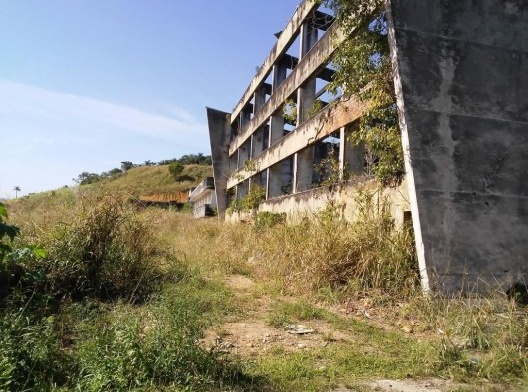 Usina Termoelétrica de Juquiá, ruínas de edifício arquitetônico, Juquiá SP. Arquiteto Oscar Niemeyer<br />Foto Wilson Luis Italiano 
