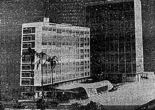 Foto da maquete do projeto, apresentada na seção de arquitetura do 1o. Salão Paulista de Arte Moderna [jornal "A Tribuna", de Santos, de 20/01/1952]