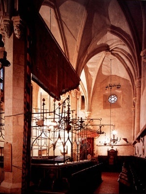 Interior do Altneuschul, Praga, Séc. XVII.  [MEEK, 1996, p. 89]