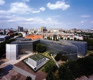 Museu Judaico de Berlin, Berlin, Alemanha, 1999.  Sobre este projeto veja Arquitextos 081: A estrela de Davi estilhaçada: uma leitura do Museu Judaico de Berlim de Daniel Libeskind, de Silvia de Toledo Gomes. www.vitruvius.com.br [www.audacity.org]