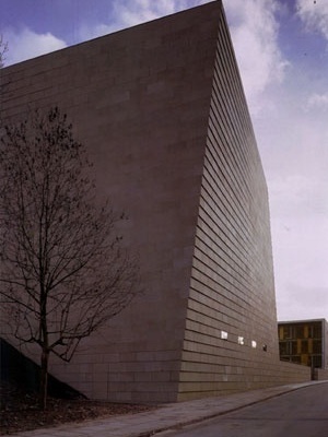 Nova Sinagoga de Dresden, Alemanha, 2001. Wandel, Hoefer, Lorch e Hirsch. Detalhe do volume retorcido, que “corrige” a orientação do edifício, que deve voltar-se à Jerusalém (leste). [RICHARDSON, 2004, p.176]