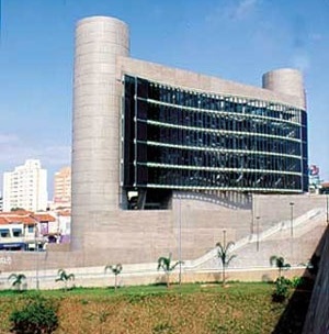 Centro da Cultura Judaica de São Paulo, SP, 2003. Roberto Loeb. Aqui, os rolos da Torah também servem como simbologia matriz. [www.arcoweb.com.br]