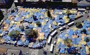 O território fragmentado e mutante de São Paulo em quatro momentos. Momento 3: o velho Largo da Concórdia, transformado em fluxo de comércio informal<br />Foto Nelson Kon 