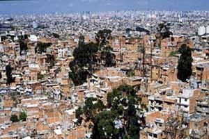 O território fragmentado e mutante de São Paulo em quatro momentos. Momento 4: a Serra da Cantareira, área de proteção ambiental, ocupada pela cidade ilegal/real<br />Fonte Nelson Kon 