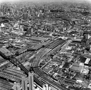 Espaços residuais e terrenos vagos ao longo da orla ferroviária: 60% do Brás, antigo bairro industrial, é estimado como desocupado<br />Foto Nelson Kon 