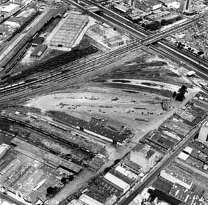 Vazio urbano típico, terrain vague, presente ao longo da orla ferroviária (Pátio do Pari, Brás)<br />Foto Nelson Kon 