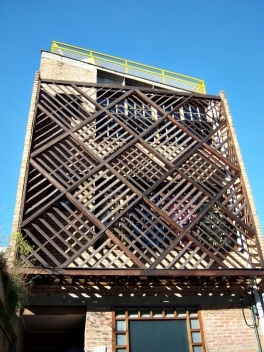 Edifício de escritórios. Vila Madalena, São Paulo, 2004 <br />Foto Edite Galote Carranza 
