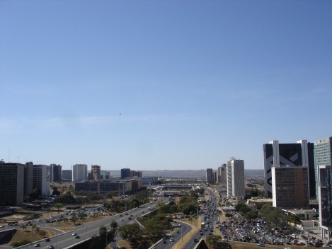 A arborização e a consolidação dos setores centrais do Plano Piloto, deixam a Plataforma ainda menos perceptível na paisagem urbana, sobretudo quando o ponto de vista tem orientação Norte-Sul<br />Foto Eduardo Pierrotti Rossetti, 2009 